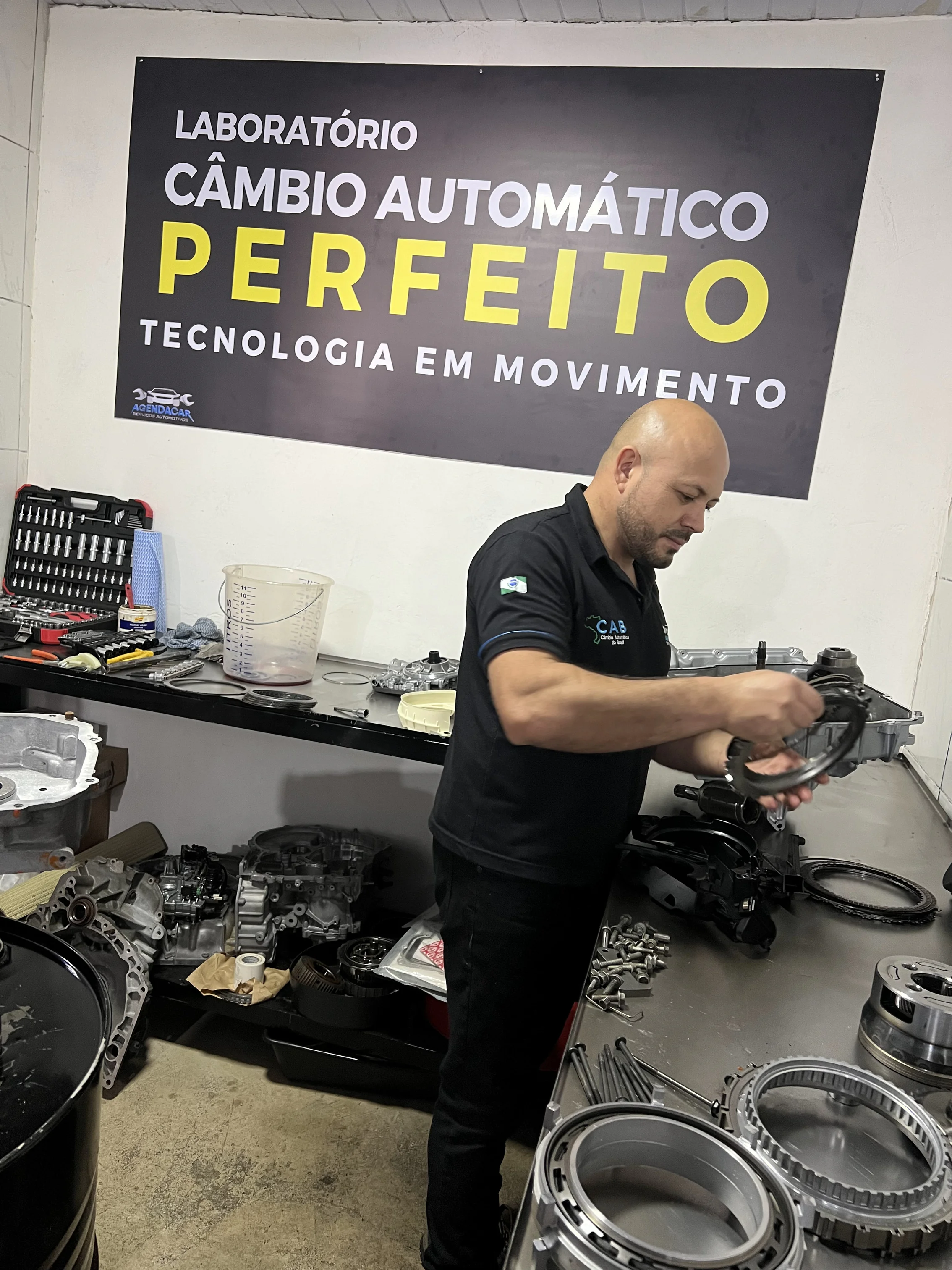 Remontagem de câmbio automático em bancada especializada no Laboratório AgendaCar