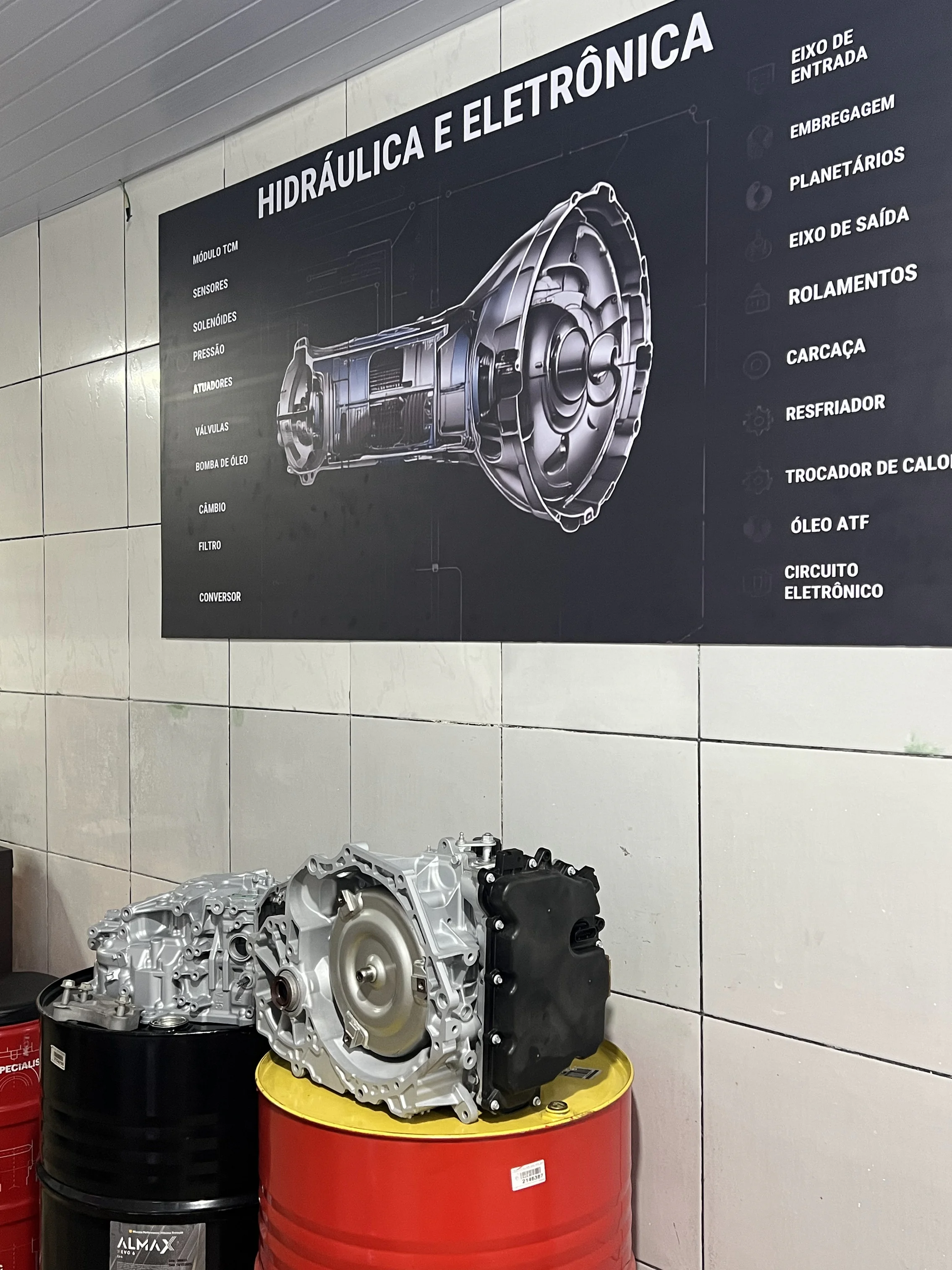Módulo eletrônico TCM e componentes internos do câmbio automático expostos no Laboratório